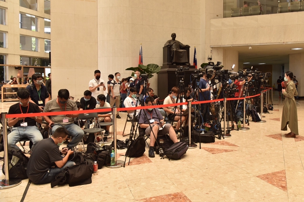 台北榮總目前仍未對外說明前總統李登輝的狀況，大批媒體依然在大廳等候。（資料照片／陳愷巨攝）