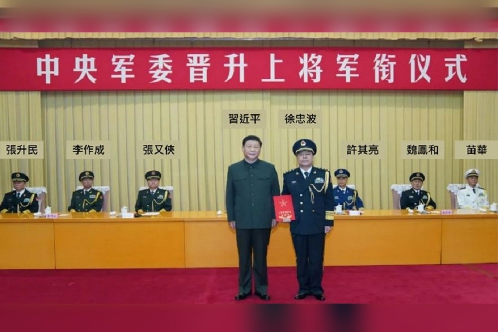 習近平向新任的火箭軍政委徐忠波頒發上將命令狀。（圖片擷取自中國央視網）