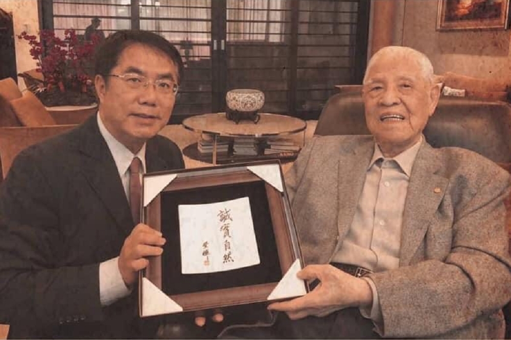 台南市長黃偉哲感念前總統李登輝對台灣的奉獻。（黃偉哲辦公室提供）
