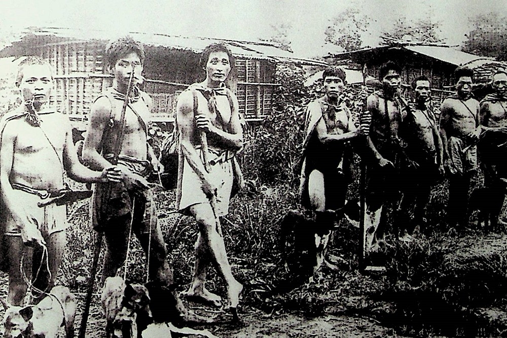 日治時代的賽夏族勇士。他們雖然驍勇善戰，但和日軍交手的結果是死傷慘重，1902年的南庄事件即是其例。（圖片擷取自網路）