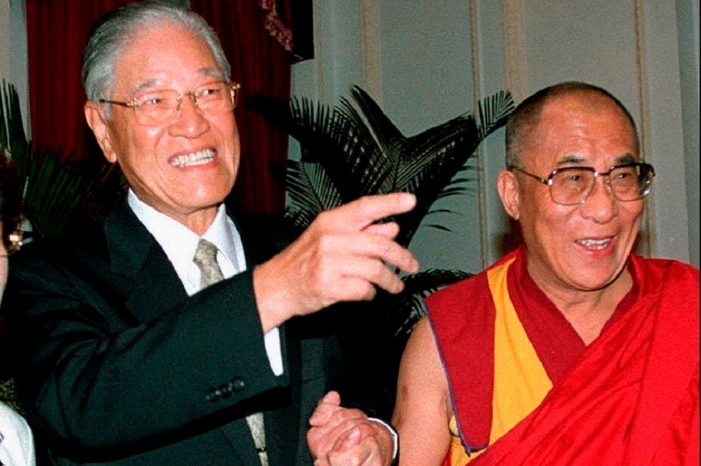 前總統李登輝於30日晚間辭世，西藏流亡政府行政中央司政洛桑森格（Lobsang Sangay）公開悼念李前總統，並回憶李登輝與達賴喇嘛於1997年的第一次「歷史性會晤」。（取自西藏流亡政府網頁）