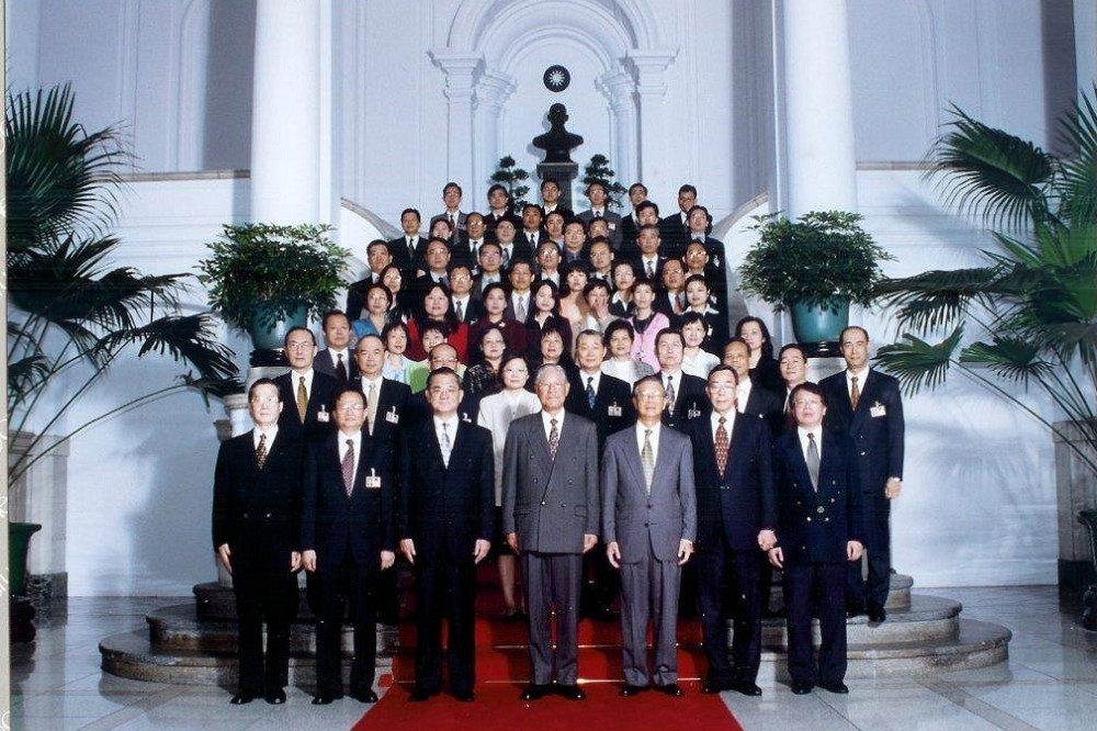 2000年李總統卸任前與國安會主要成員合影，照片第一排右一為本人，右二殷宗文秘書長、右三丁懋時前秘書長、左三為連戰副總統。（照片取自作者臉書）