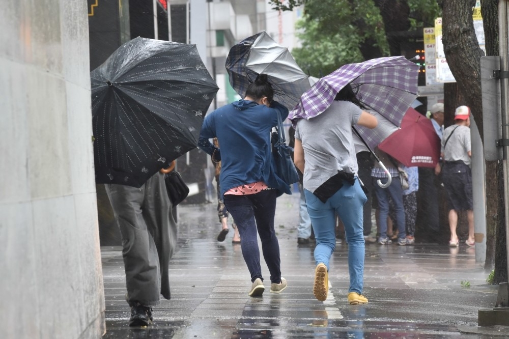 輕颱哈格比直逼台灣，今晚起北部、東北部地區將出現局部大雨或豪雨。氣象局表示，預計傍晚5點半左右決定是否發布陸上颱風警報。（資料照片／葉信菉攝）