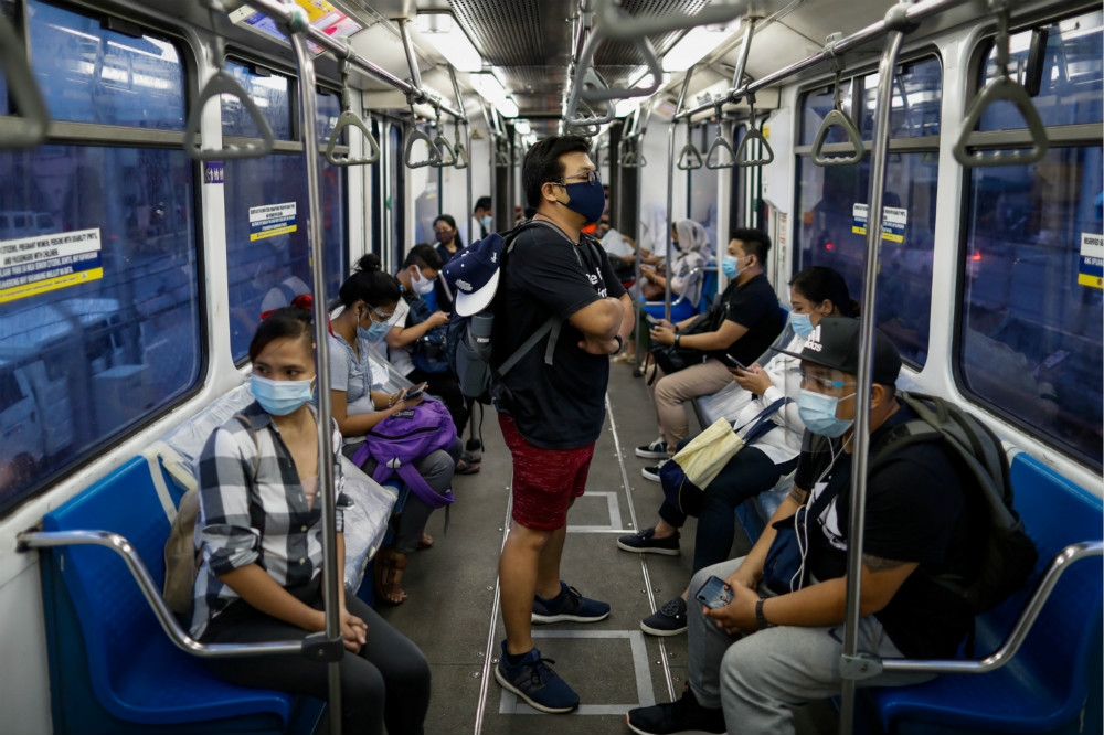 馬尼拉市區捷運上，乘客都戴上口罩防疫。（湯森路透）
