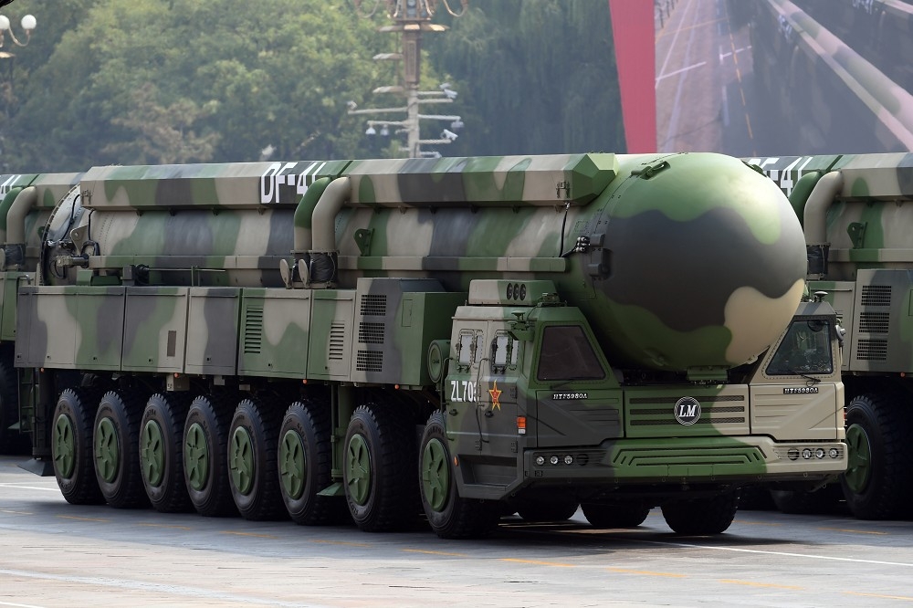 中國東風-41飛彈2019年10月1日在國慶70周年閱兵式上出場，最多可攜帶10枚核彈頭。（湯森路透）