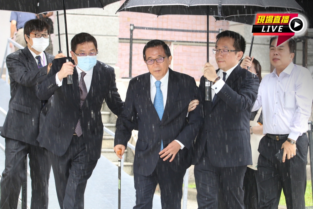 前總統陳水扁與兒子、高雄市議員陳致中赴台北賓館悼念李登輝。（王侑聖攝）