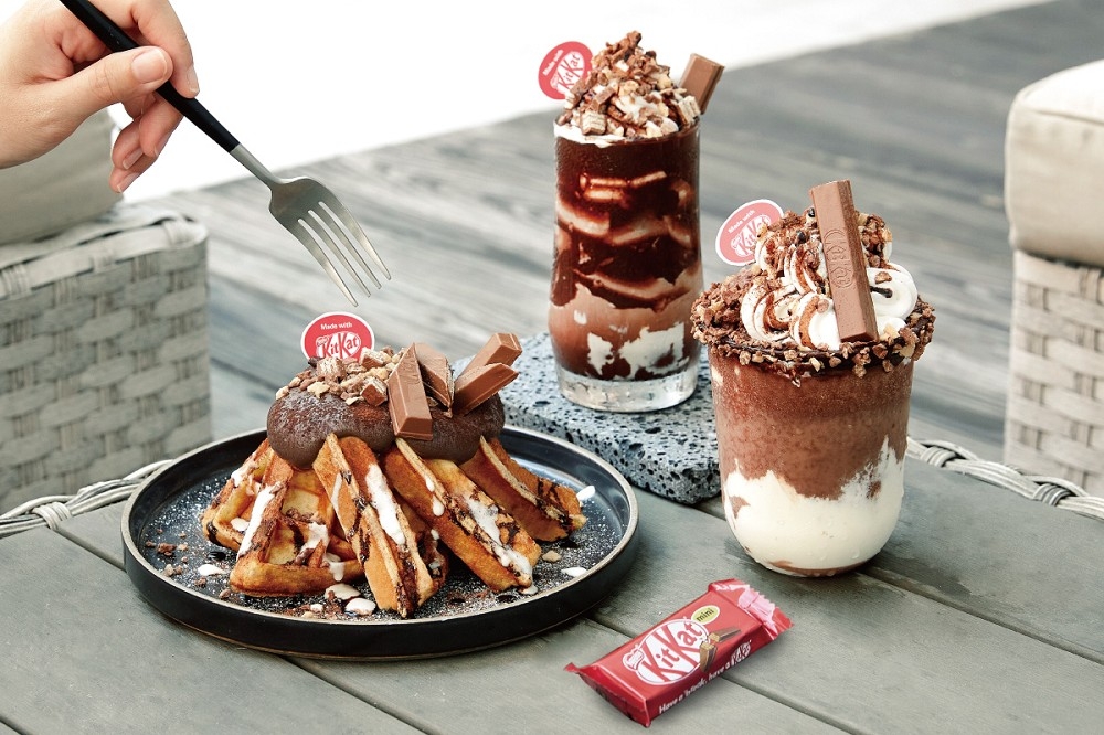 KitKat攜手黑浮咖啡推出鬆餅及兩款巧克力冰沙。（黑浮咖啡提供）