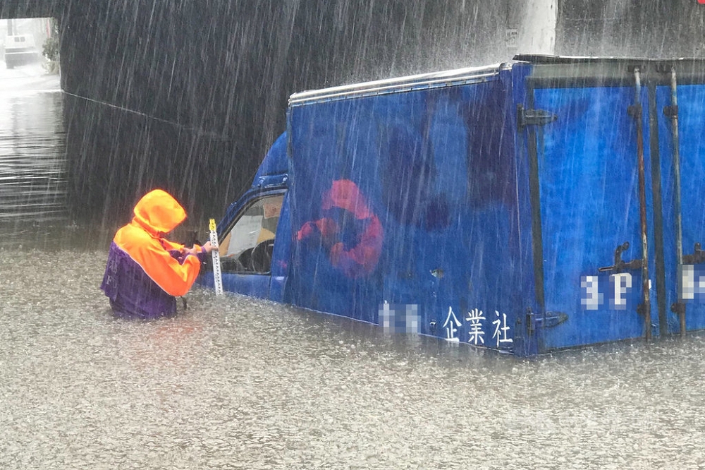 哈格比颱風挾豪雨，大園區一處涵洞道路淹水1公尺，造成1輛小貨車拋錨受困，駕駛逃出後，警方已通知大園區公所人員抽水。（桃園市消防局提供）