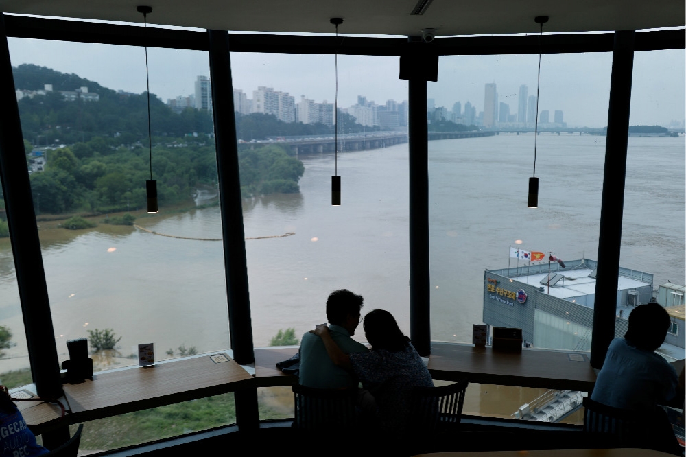 首爾高樓俯瞰漢江水位上升至危險層級。（湯森路透）