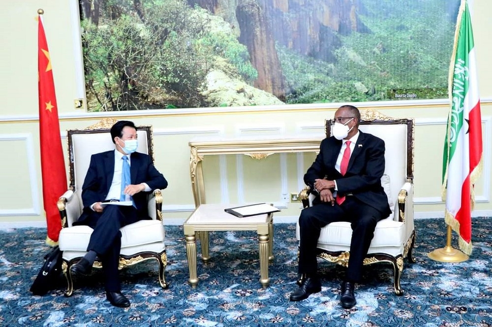 索馬利蘭外交部公布總統比希，與中國外交部中非合作論壇事務大使周欲曉（左）見面的照片。（索馬利蘭外交部提供）