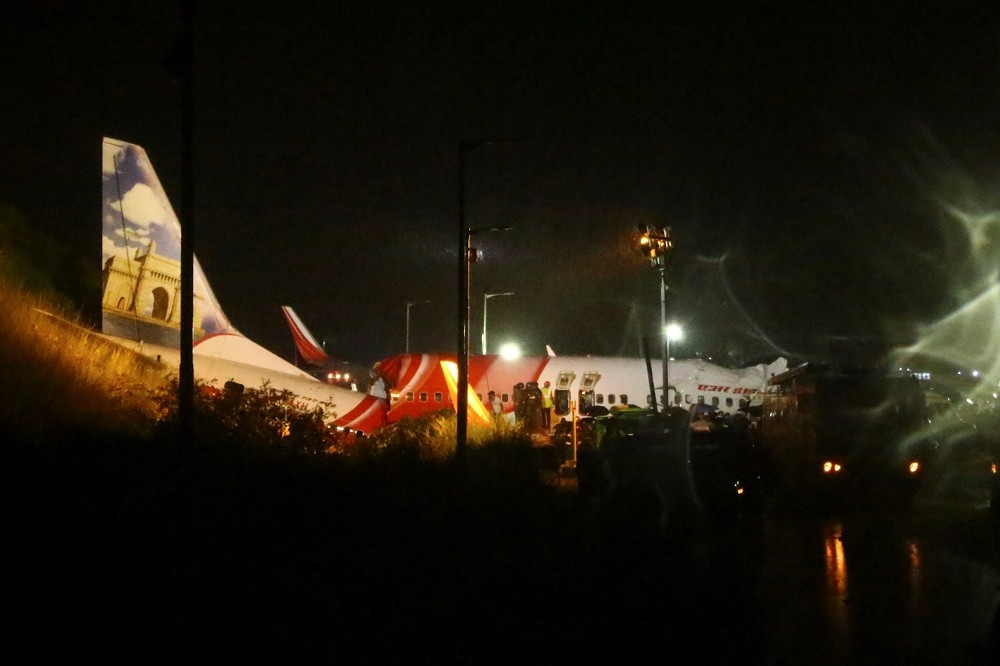 印度快運航空公司班機7日晚間降落時衝出跑道，已知20人死。（湯森路透）