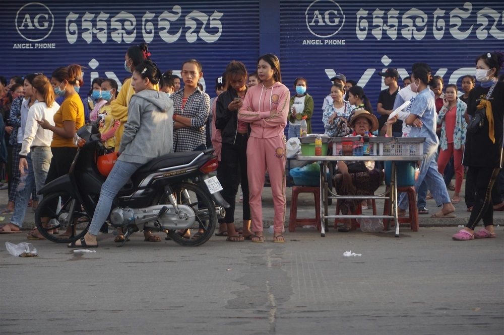 新冠疫情影響下，柬埔寨婦女6月排隊尋求短工機會。（湯森路透）