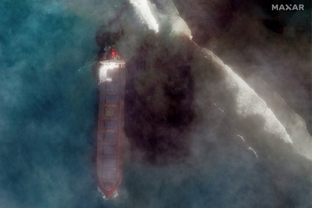 衛星拍下擱淺模里西斯的貨輪，正發生嚴重漏油污染海域。（湯森路透）