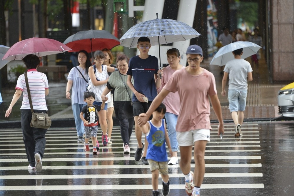 10日上午中央氣象局認定南海熱帶性低氣壓TD7已達颱風標準，升級為輕颱；氣象局隨即針對金門、澎湖發布海上陸上颱風警報。（資料照片／李智為攝）