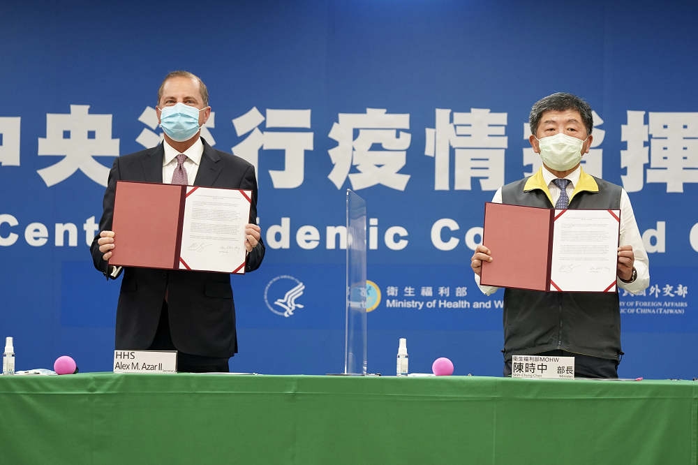 美國衛生部長阿札爾（Alex Azar）10日下午抵達中央流行疫情指揮中心展開交流，並出席台灣與美國衛生部簽署的「醫衛合作瞭解備忘錄」儀式。（張哲偉攝）