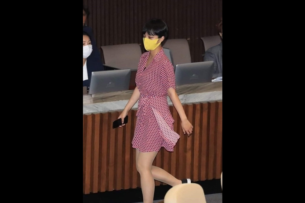 南韓正義黨國會議員柳浩貞（Ryu Ho-jeong）出席會議時穿著粉白格子洋裝，竟意外惹出極大爭議。（取自推特）