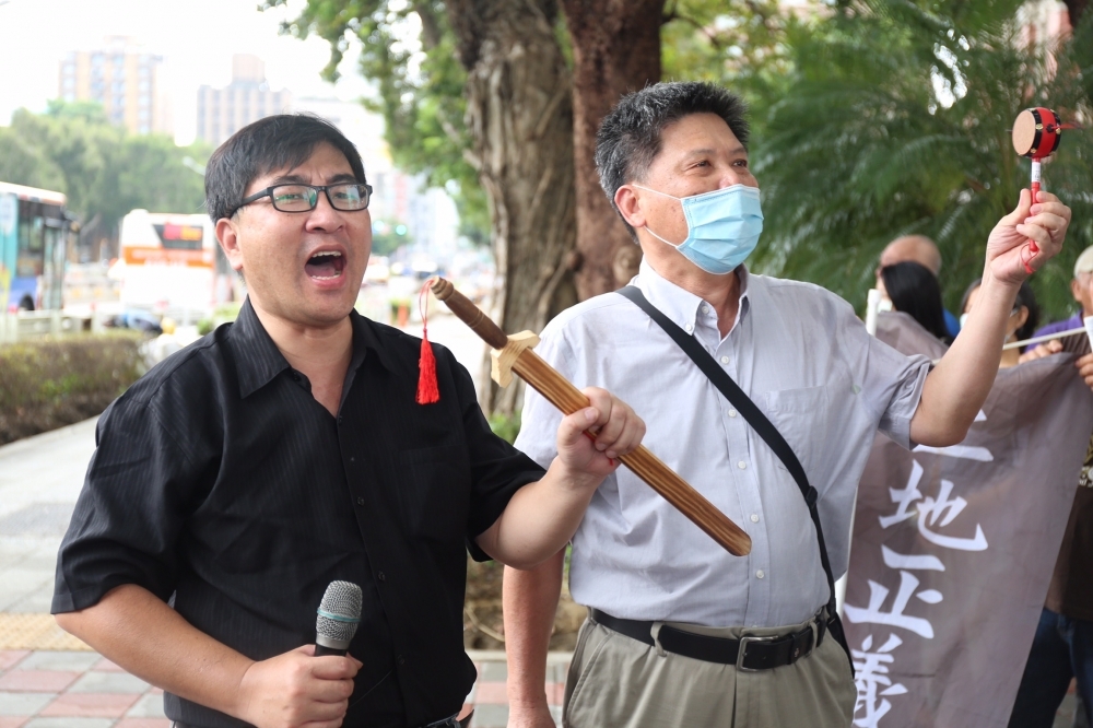 「反台南鐵路東移自救會」11日赴監察院陳情，反台南鐵路東移自救會會長陳致曉（左）、政大地政系教授徐世榮（右）以送交「尚方寶劍」、「擊鼓鳴冤」方式，呼籲陳菊身為國家人權委員會主委為民爭取，落實保障人權。（沈粲家攝）