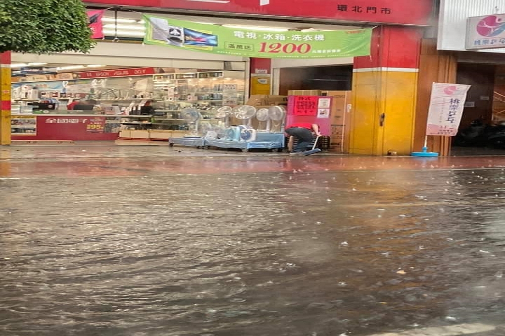 受到第6號颱風「米克拉」外圍環流影響，雙北桃園雨下不斷，還出現淹水慘況。（取自我是中壢人臉書）