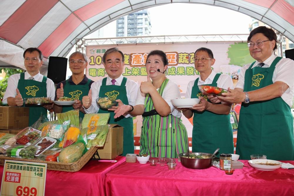 胡忠一署長（左三）與阿芳老師示範產銷履歷蔬菜料理。（農糧署提供）