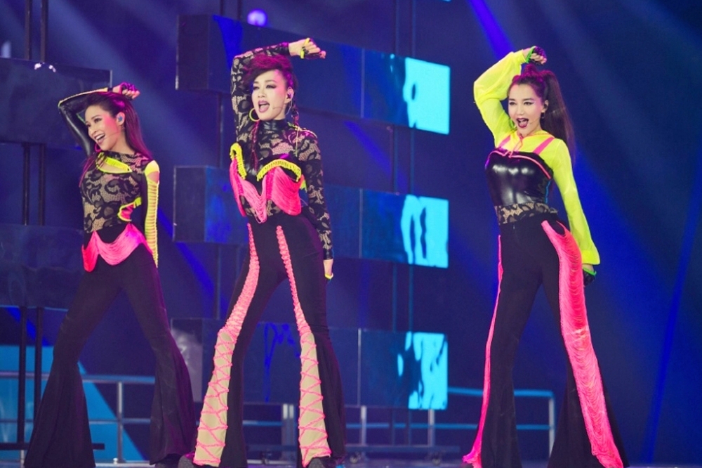 袁詠琳（左）與鍾麗緹、阿朵在第二輪公演時組團熱舞〈相愛後動物傷感〉。（取自《乘風破浪的姐姐》官方微博）