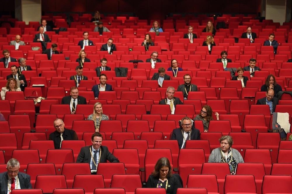 德國慕尼黑市議會代表在保持社交距離的情況下，於德國劇院裡宣誓就職。（湯森路透）