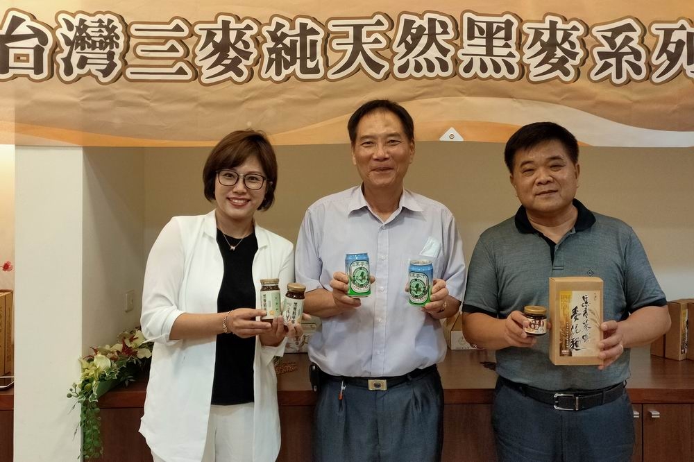 台灣三麥董事長謝生財（中）研究黑麥多年後推出一系列食品。（楊文琳攝）