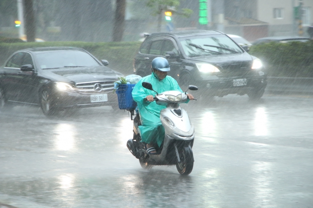 氣象達人彭啟明在臉書發文表示，在日本南方海域有一個熱帶性低氣壓，15日接近台灣，預期14日開始到16日要留意午後雷陣雨將顯著增加。（資料照片／王侑聖攝）