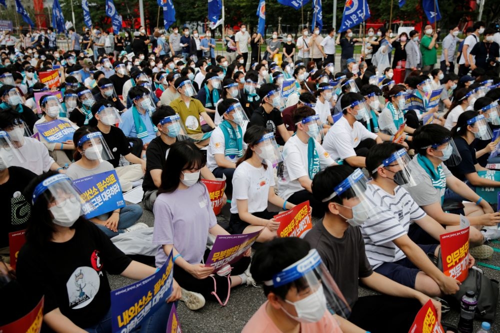 南韓14日約1萬2000名醫師進行為期一天的罷工，以抗議政府計劃培訓更多醫學生。（湯森路透）