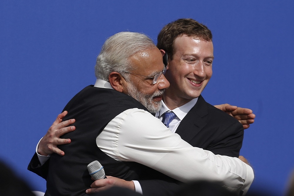 印度總理莫迪（左）及臉書創辦人祖克柏（右）。（湯森路透）