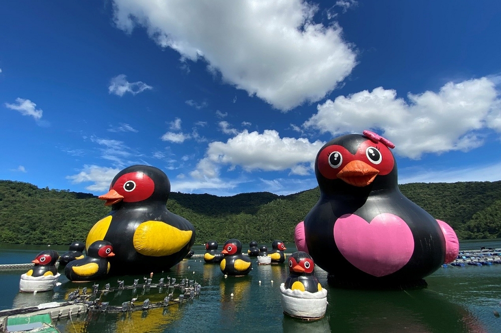 15米大型紅面鴨及小小鴨，可愛模樣超吸睛。（花蓮縣政府提供）