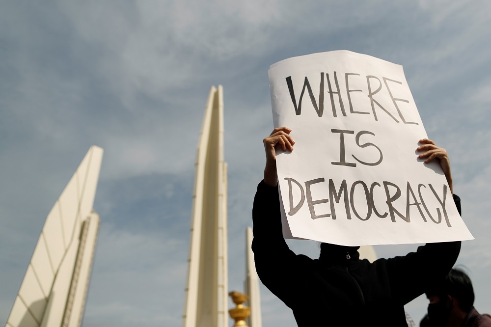 曼谷16日於民主紀念碑前的示威，堪稱2014年政變來最大型抗議活動。（湯森路透）