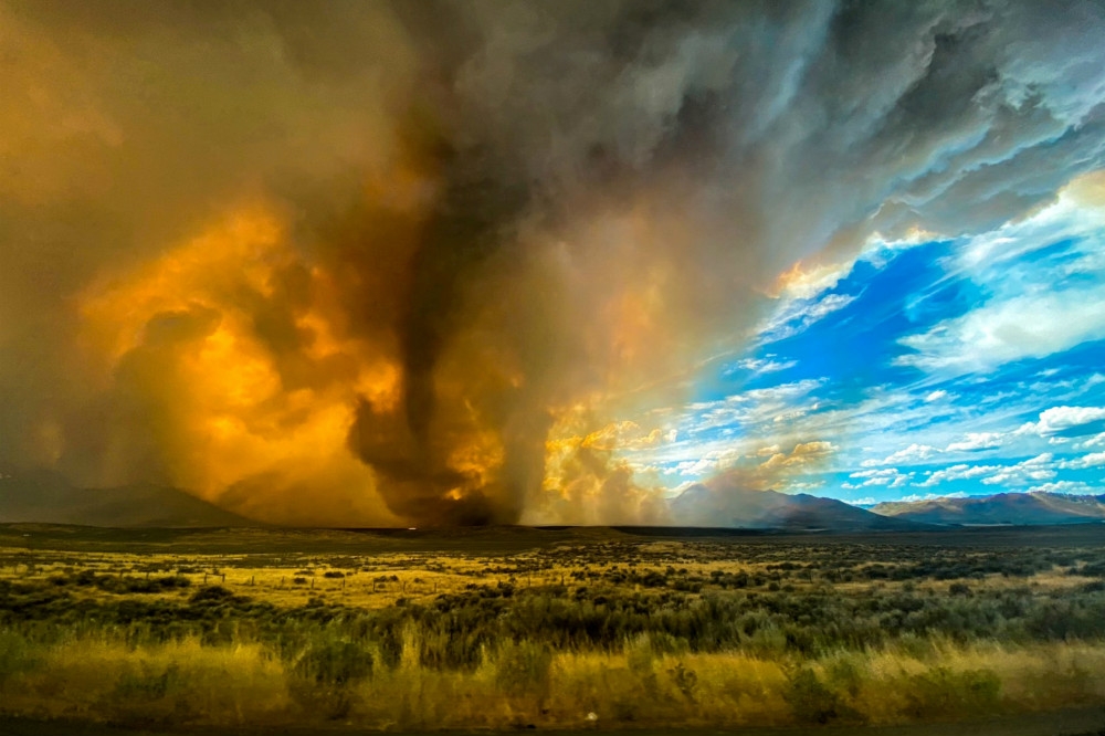加州森林大火期間，民眾目擊罕見的「火龍捲」景象。（湯森路透）