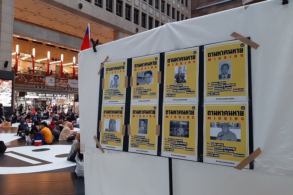 泰國學生於16日下午在台北車站大廳發起抗議活動，活動會場張貼失蹤的異議人士海報。（攝影：邱惠鈺）