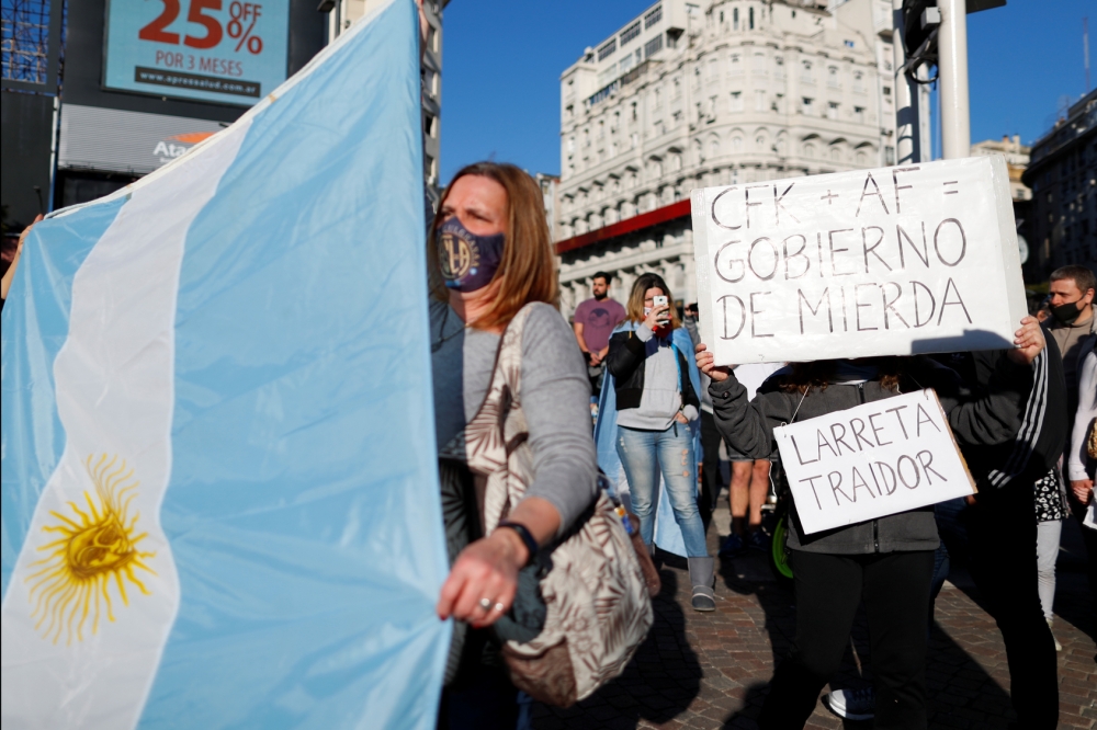 布宜諾斯艾利斯在爆發新冠病毒期間，示威者抗議阿根廷政府和隔離政策。（湯森路透）