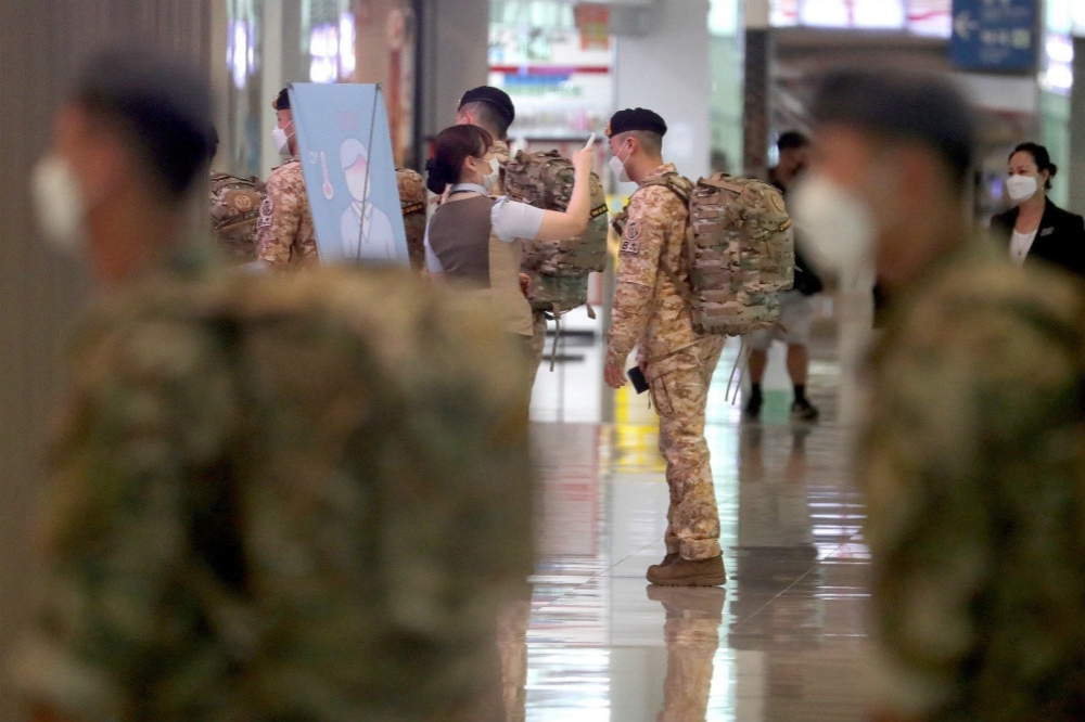 機場地勤替南韓陸軍士兵測量體溫。（圖片取自南韓國防部）