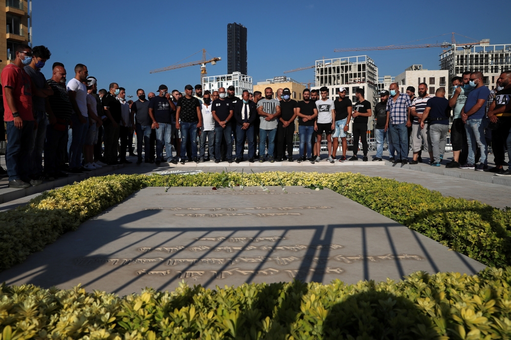 黎巴嫩民眾在前總理拉菲克哈里里墓前弔念。（湯森路透）