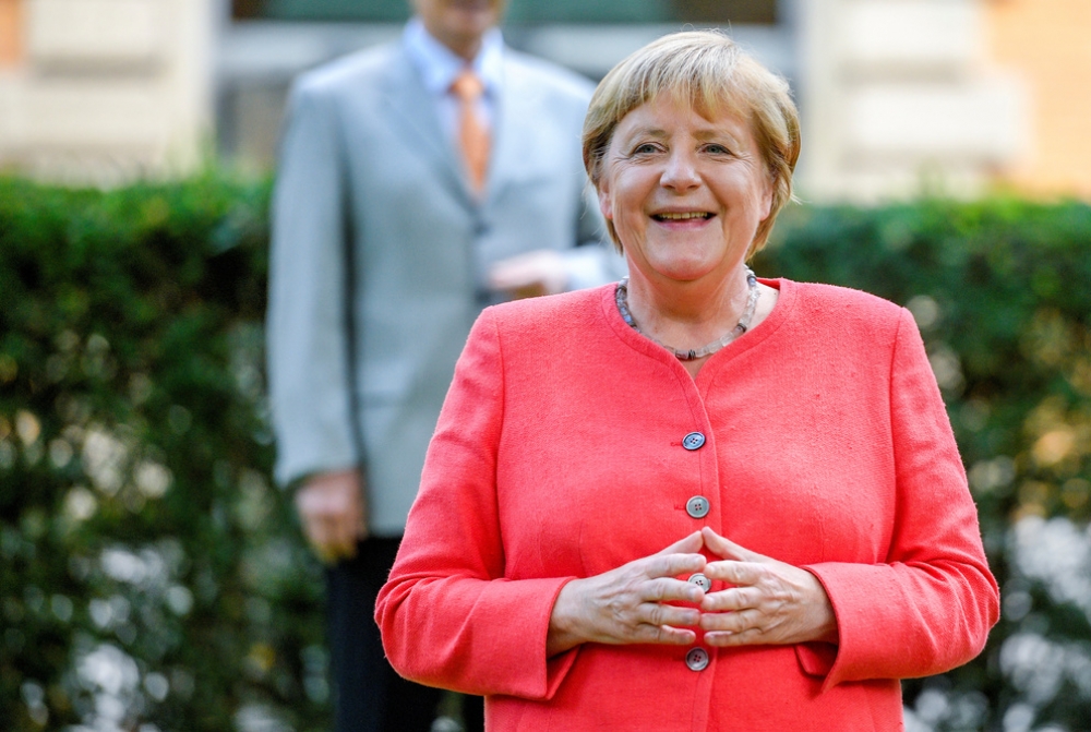 德國總理梅克爾（Angela Merkel）日前到杜塞道夫出席北萊茵-西發利亞（North Rhine-Westphalia）出席內閣會議前，在Staendehaus前議會大廈前方供媒體照相。（湯森路透）