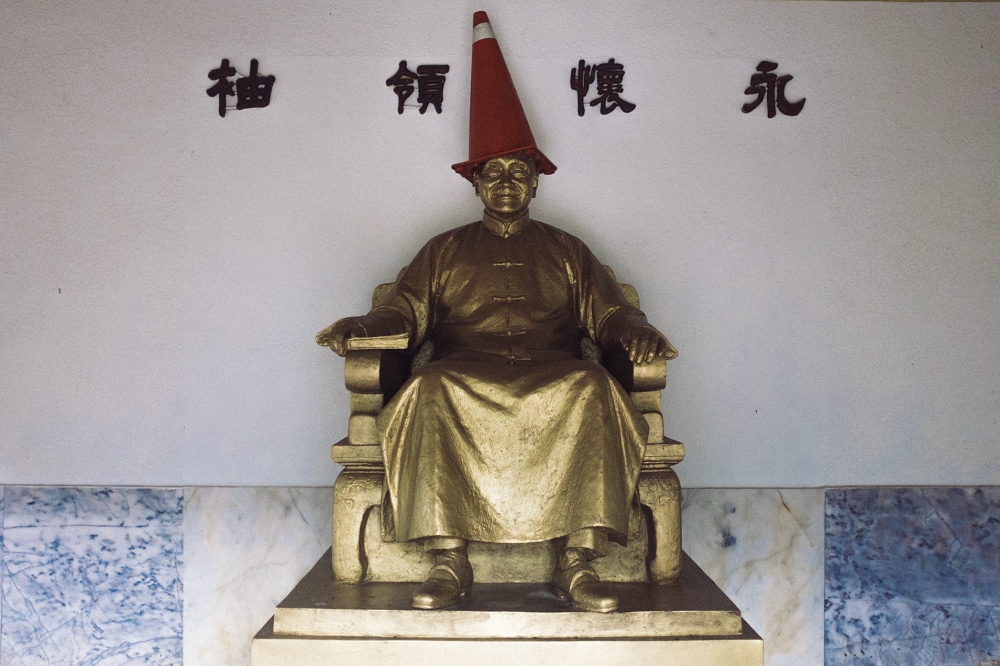 一名外國網友到太魯閣旅遊，驚見蔣介石的銅像上，被戴了一頂「三角錐帽」。（取自Reddit）