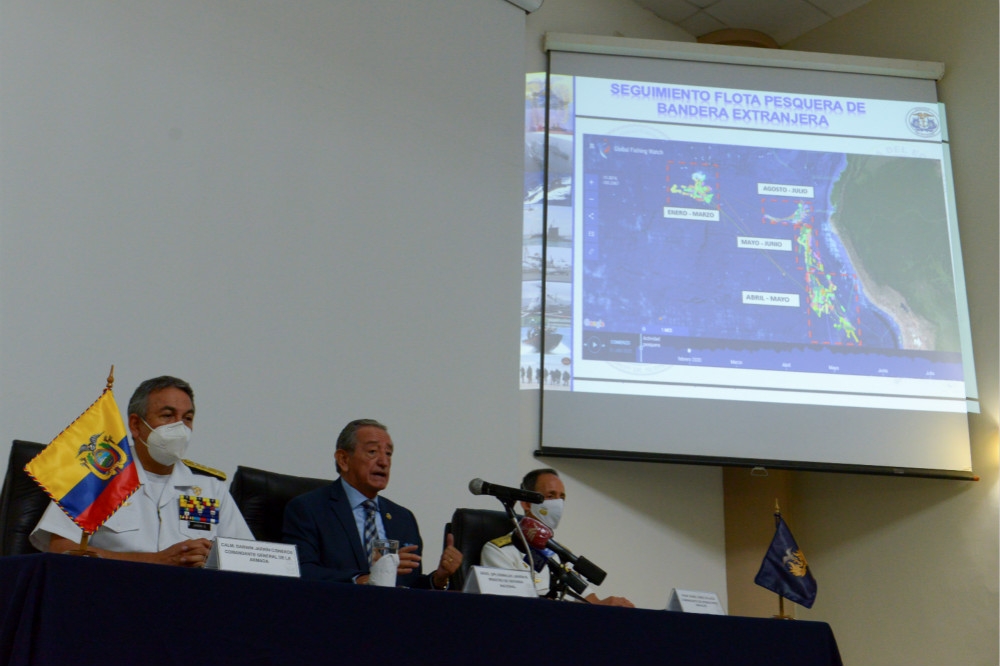 厄瓜多國防部公佈，海軍在加拉巴哥群島追查中國漁船的行動。（湯森路透）