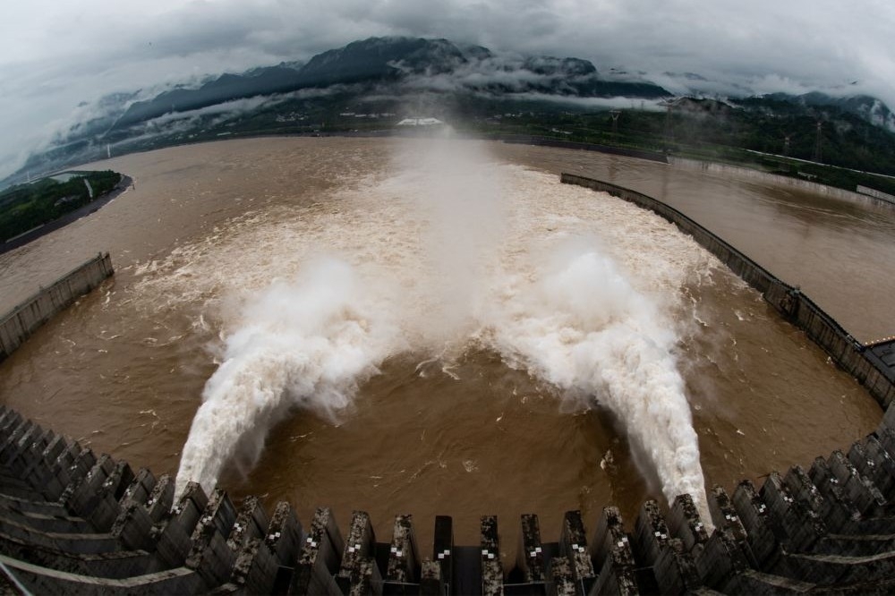 長江三峽大壩流量破建壩紀錄。（湯森路透）