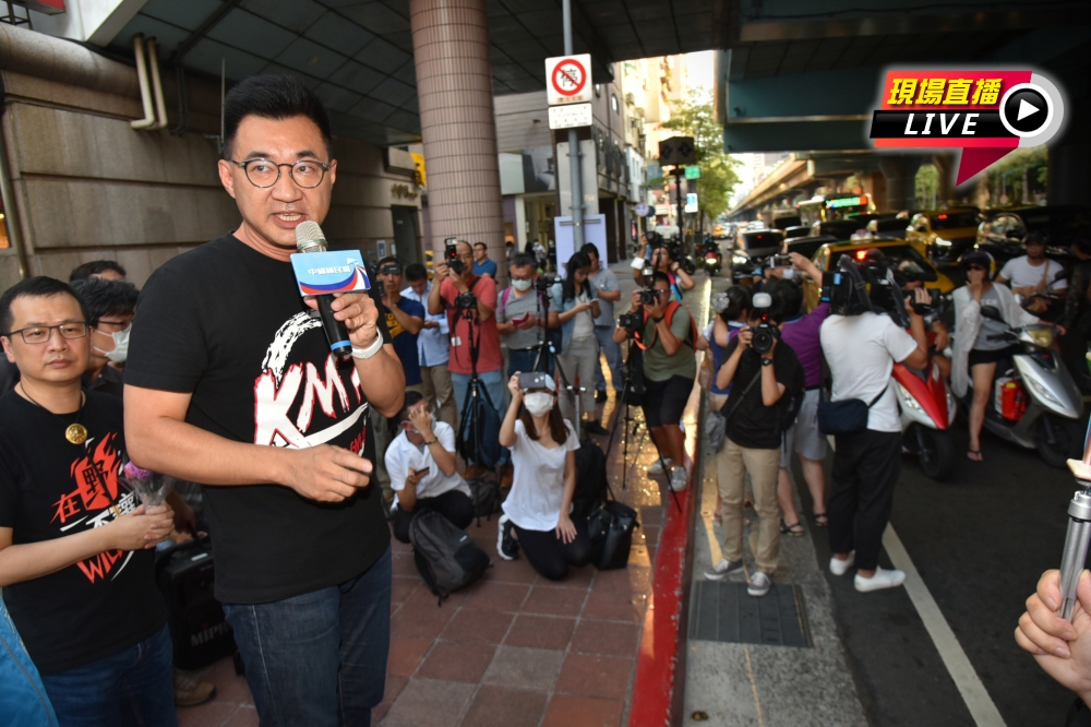 國民黨主席江啟臣前往大安捷運站針對「還我公投」演講。（蔣銀珊攝）