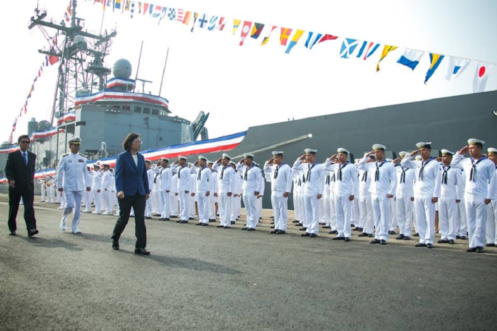 美國在台協會（AIT）20日在臉書發文，提到2018年2艘美國派里級巡防艦在台成軍，為履行《台灣關係法》中，支持台灣自我防衛的承諾。（取自美國在台協會臉書）