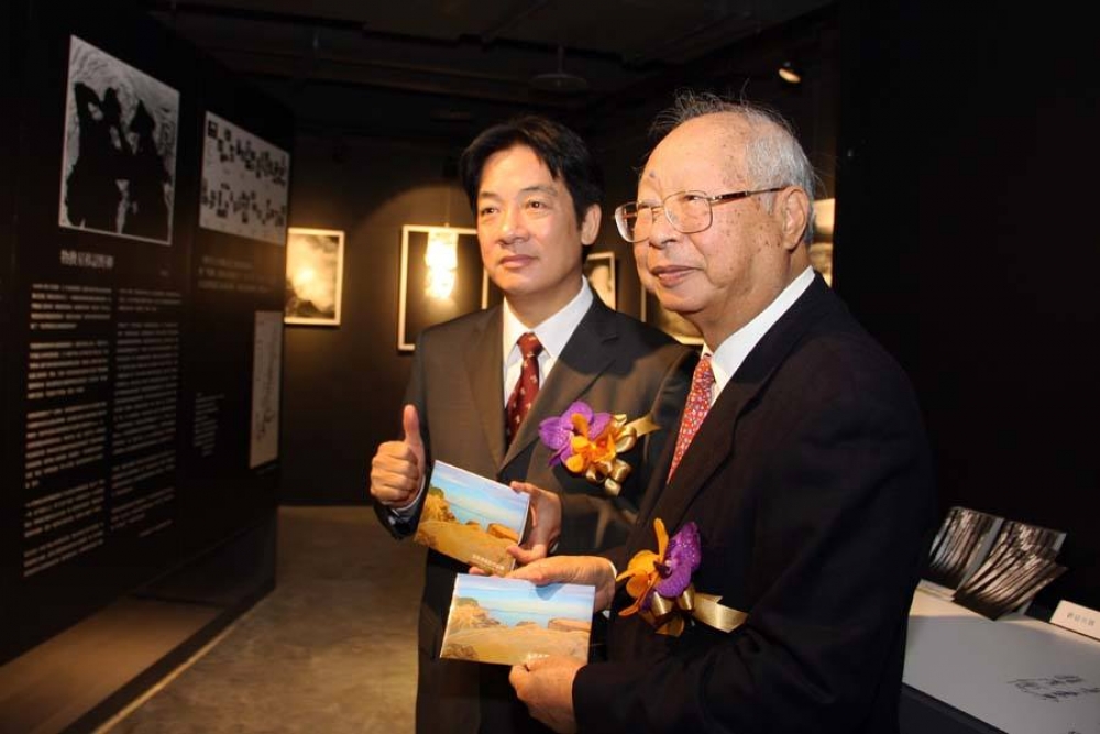 新光三越董事長吳東興（右者），20日辭世，享壽81歲。（取自新光三越文教基金會臉書）