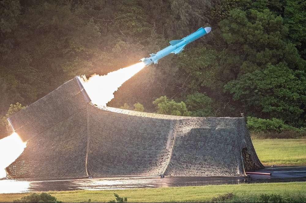 雄二E巡弋飛彈量產案將在今年結案，射程1200公里增程型量產明年啟動。圖為海軍7月射擊雄風二型反艦飛彈。（軍聞社提供）