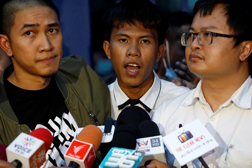 泰國饒舌歌手Hockhacker（左）、19歲饒舌歌手Book（中），與人權律師安農（右）獲釋後接受記者訪問。（湯森路透）