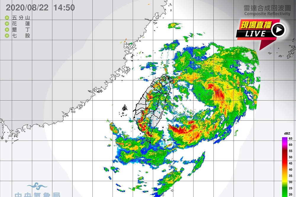第8號颱風中心目前在花蓮東方海面，向北轉東北移動，其暴風圈已進入台灣東半部海面。（取自中央氣象局）
