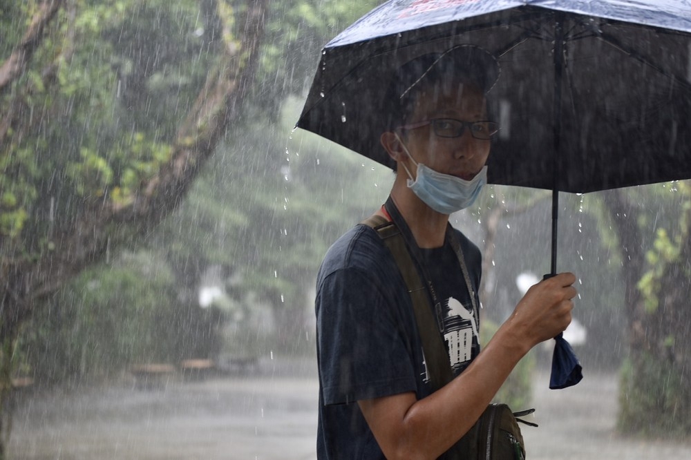 第8號颱風「巴威」外圍環流影響，各地降雨不斷，氣象局也針對14縣市發布豪雨、大雨特報。（蔣銀珊攝）