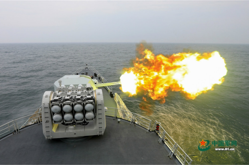 解放軍護衛艦進行火砲射擊。（圖片取自中國軍網）