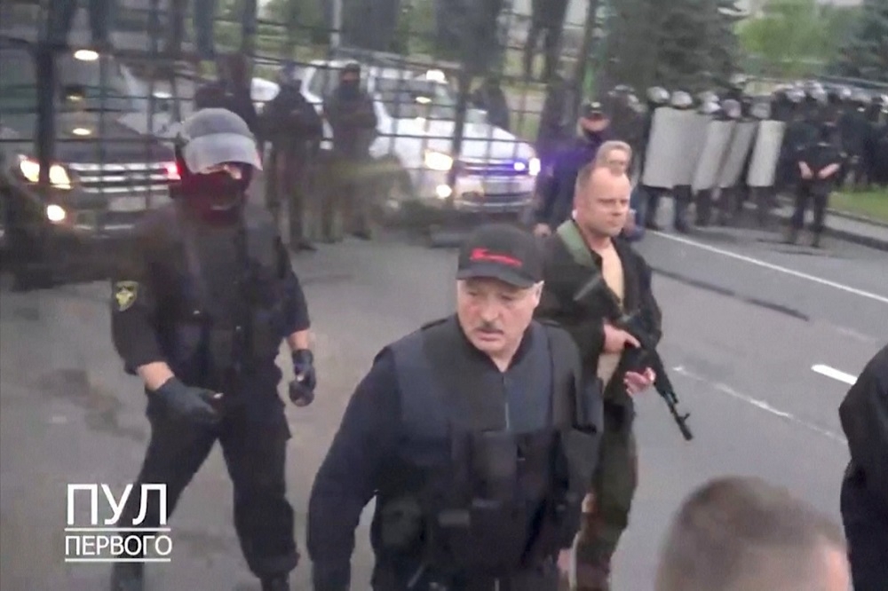 白俄羅斯總統盧卡申科（中）身穿防彈背心。（湯森路透）