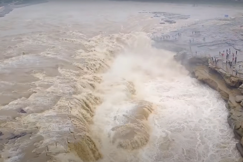 長江洪患不斷，黃河又遭遇22年以來最大洪峰，圖為黃河壺口瀑布。（擷取自YouTube）